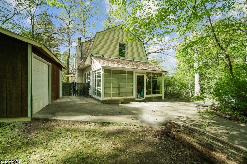 372 Maxim Dr, Hopatcong, NJ 07843
