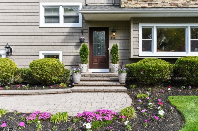 625 Green Briar Ct, Westfield, NJ 07090-3603