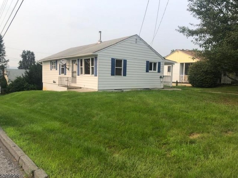 201 Sussex St, Delaware Park, NJ 08865-3931