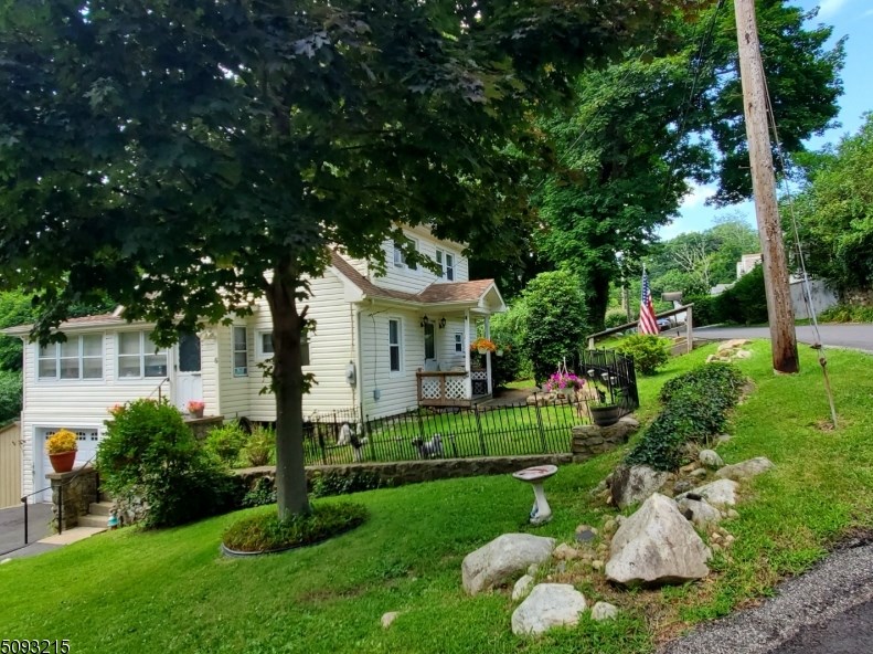 2 Lakeview Ter, Stanhope, NJ 07874