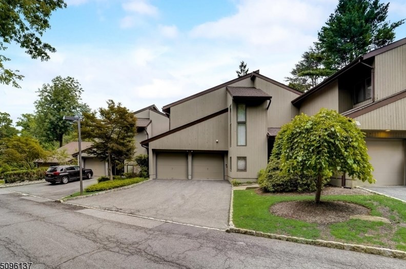 8 Stonegate Dr, Plainfield, NJ 07069