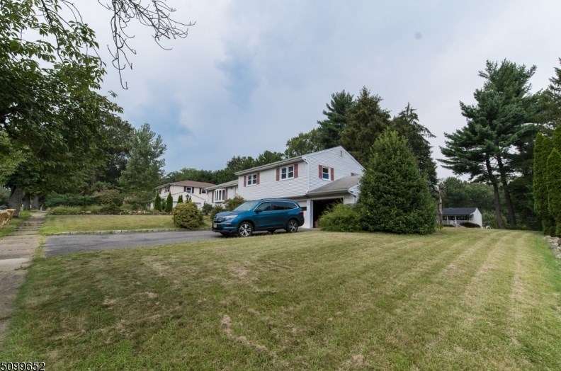 32 Mandon Dr, Wayne, NJ 07470-3823