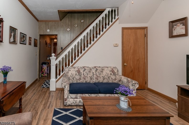 135 Mercer St, Delaware Park, NJ 08865-3041