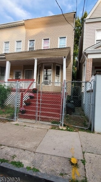 277 6th St, Newark, NJ 07107-1607