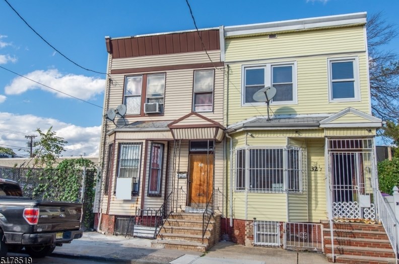 32 Emmet St, Newark, NJ 07114-1838