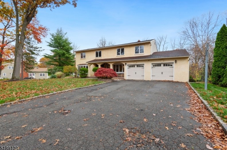 231 Lancaster Dr, Lake Hiawatha, NJ 07034