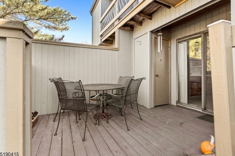 10 Chestnut Ct, Basking Ridge, NJ 07920-3100