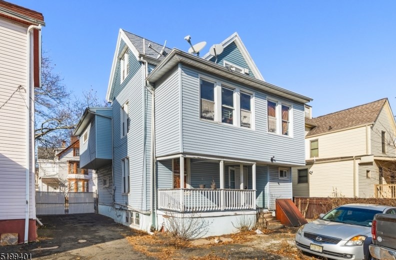 208 6th St, Newark, NJ 07107-1606