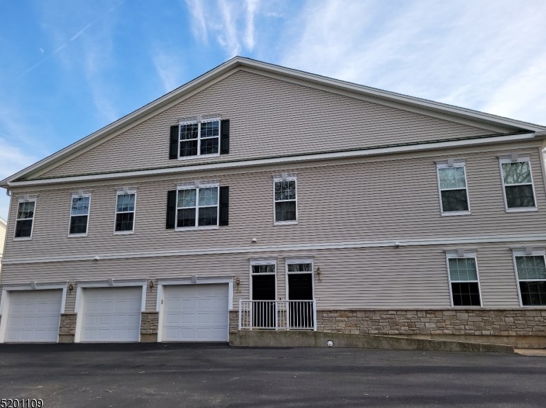 110 Stone Creek Ct, Whippany, NJ