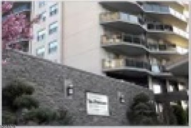 2077 Center Ave, West Fort Lee NJ  07024-4928 exterior