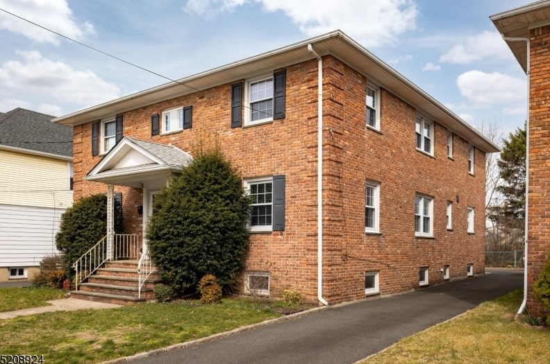 13 Meeker Pl, Millburn NJ  07041-1107 exterior