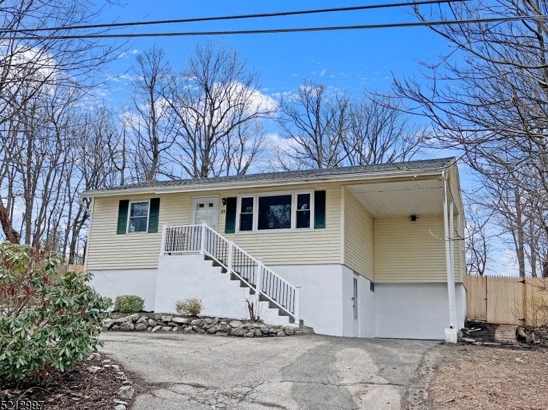 27 Lawrence Dr, Barry Lakes, NJ 07422