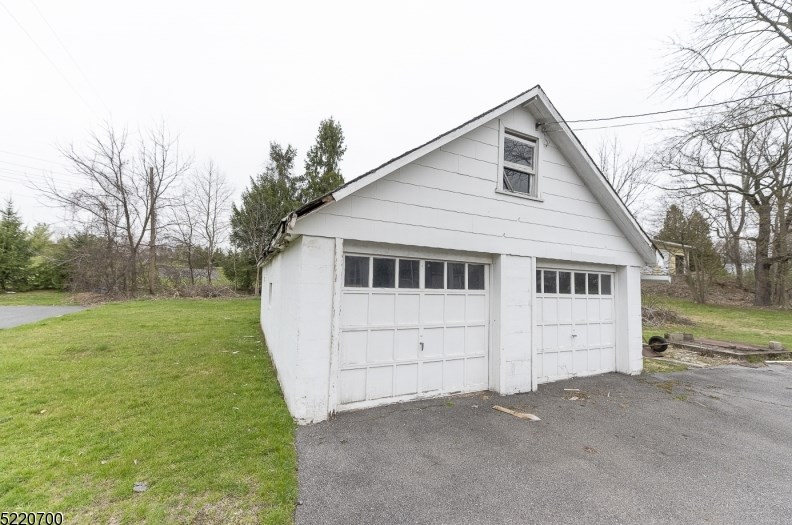 302 Edward St, Delaware Park, NJ 08865-1951