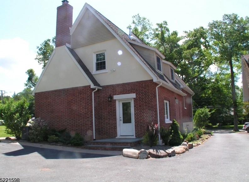 121 Cathedral Ave, Florham Park, NJ 07932