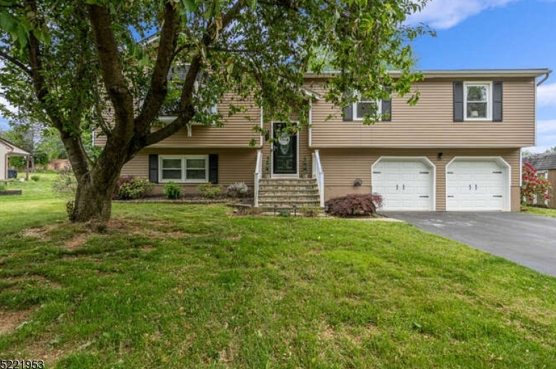 87 Stonehenge Dr, Delaware Park, NJ 08865-2035