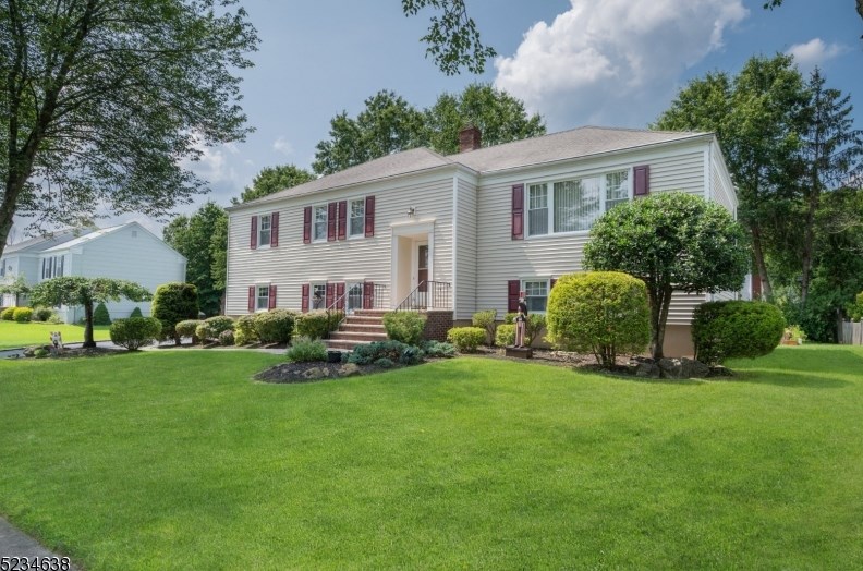 68 Lincoln St, Berkeley Heights, NJ 07922-1036