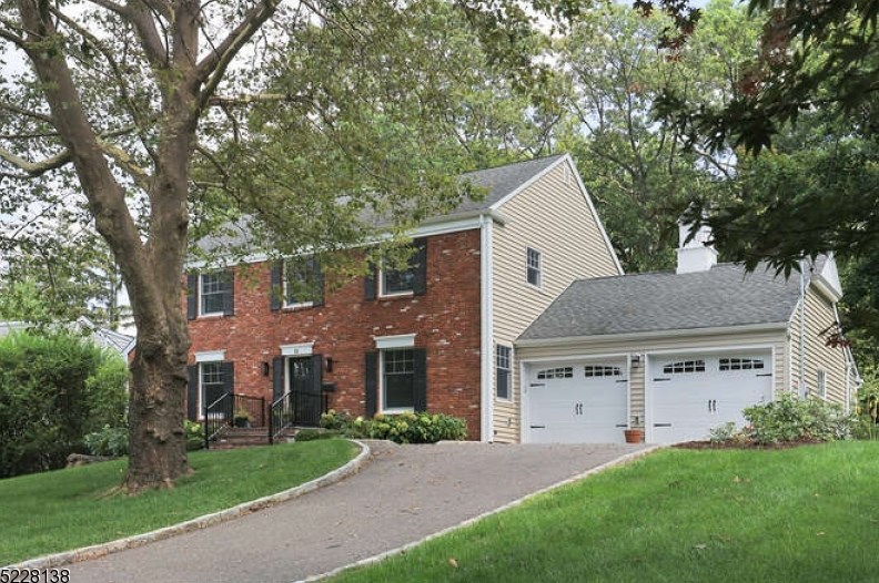 22 Ridge Dr, Berkeley Heights, NJ 07922-2110