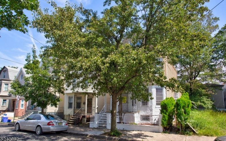 802 15th St, Newark, NJ 07108-1322