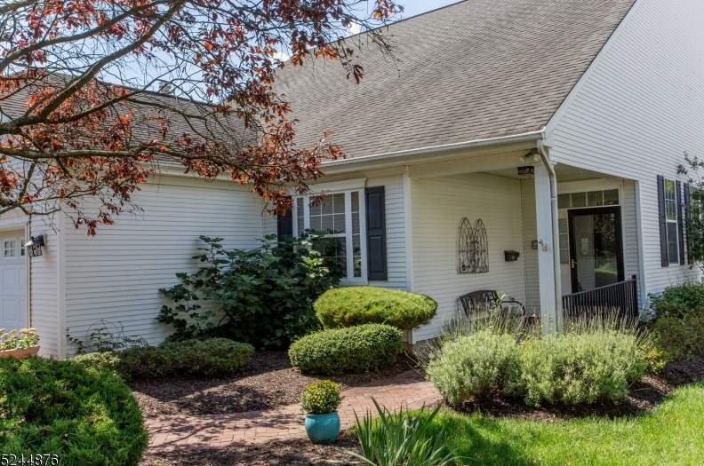 12 Brewster Ct, Pennington, NJ 08534