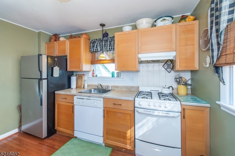 38 Iroquois Ave, Lake Hiawatha NJ 07034-1706 exterior