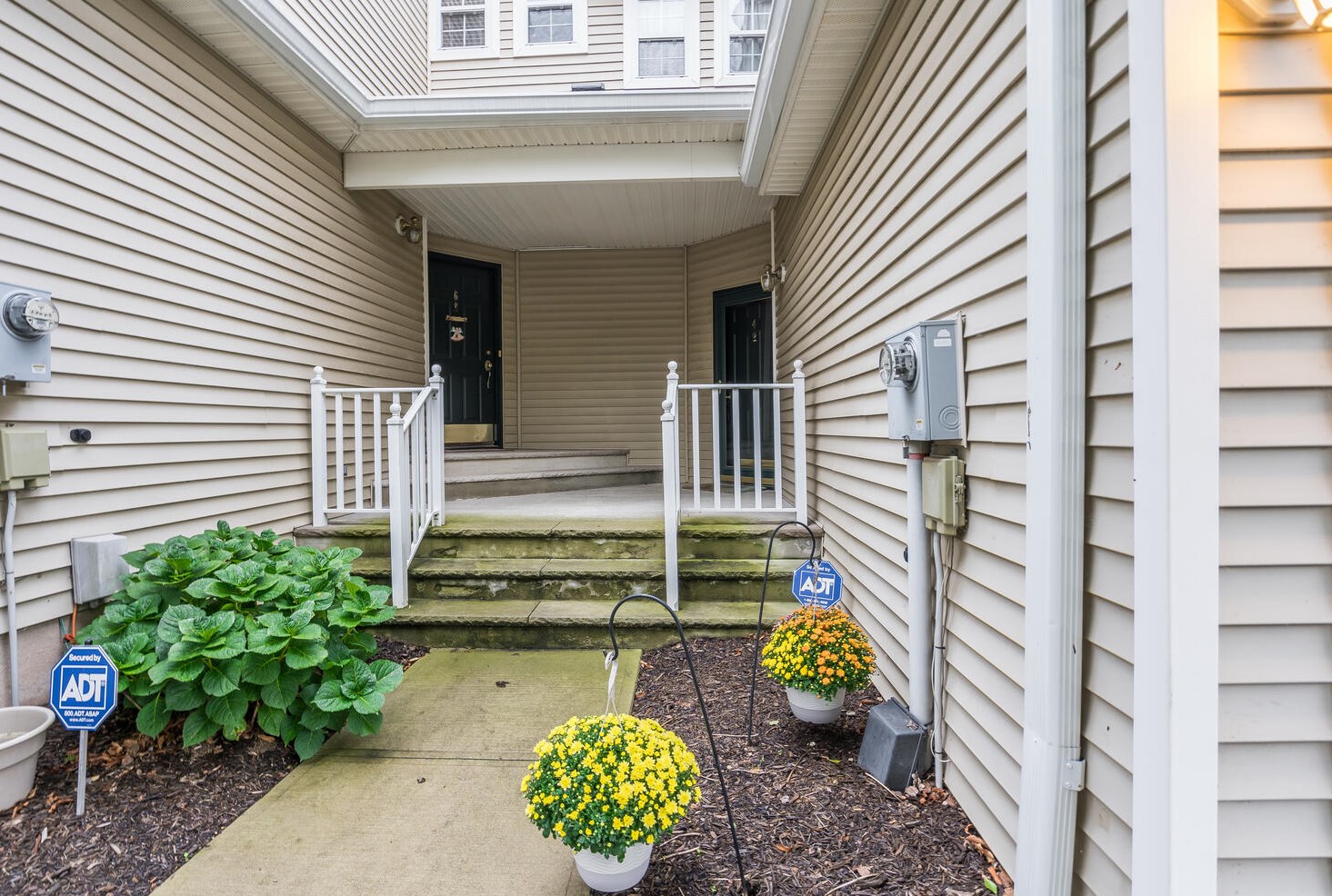 4 Cypress Ct, Clinton, NJ 08809