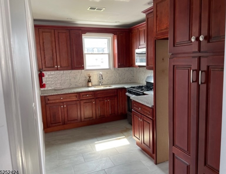45 Fox St, Delaware Park, NJ 08865