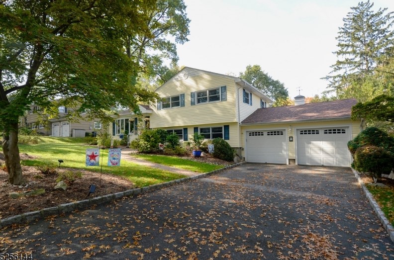 68 Seneca Trl, Wayne, NJ 07470-4427