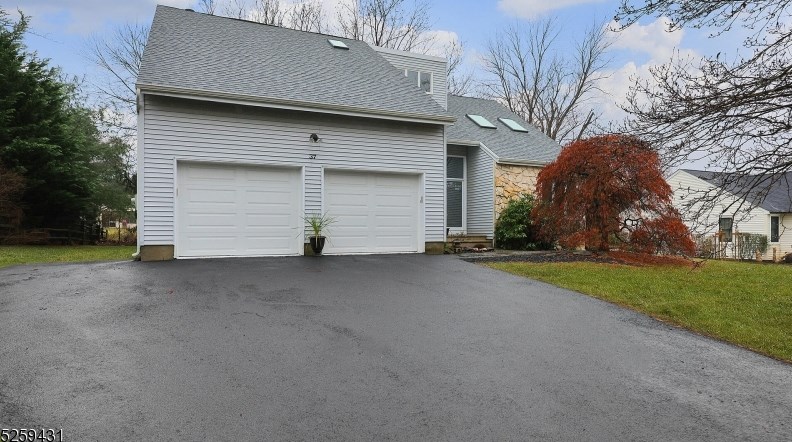 37 Compton Ct, Basking Ridge, NJ 07920-2737
