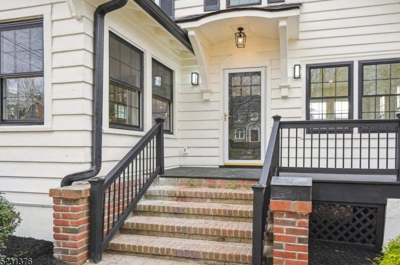 82 Oakview Ave, Maplewood, NJ 07040-2304
