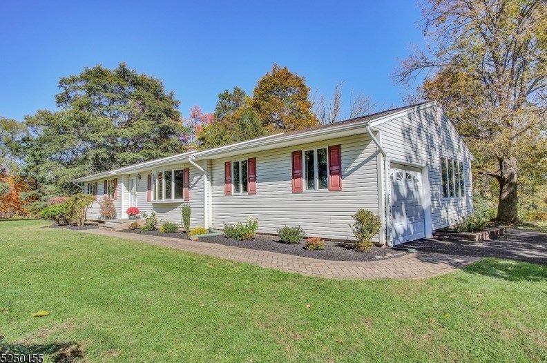6 Elizabeth St, Basking Ridge, NJ 07920-2706