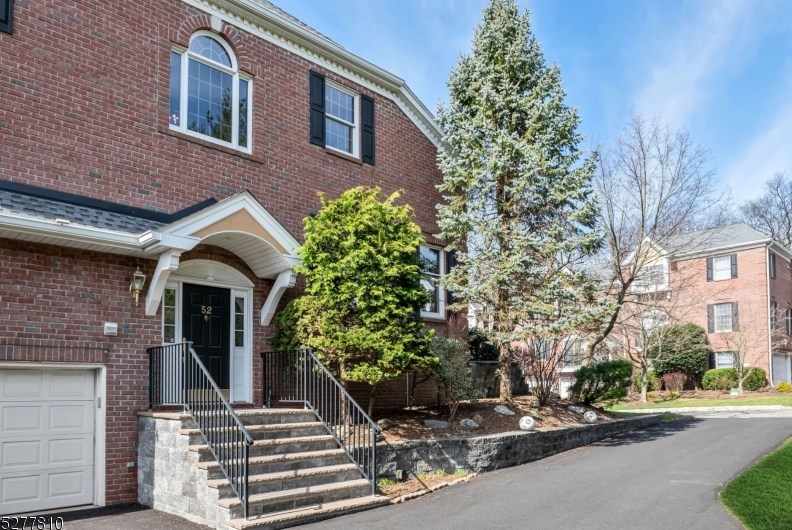 52 Spring Hill Cir, Wayne, NJ 07470-8440