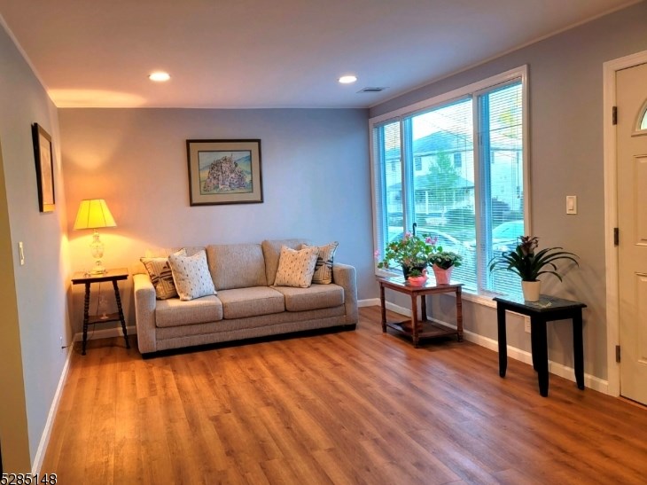 8 Henoch Ave, Clifton, NJ 07013-1520