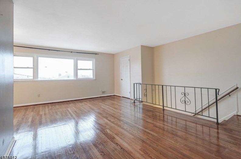 7 Troy Ct, Maplewood, NJ 07040-3008