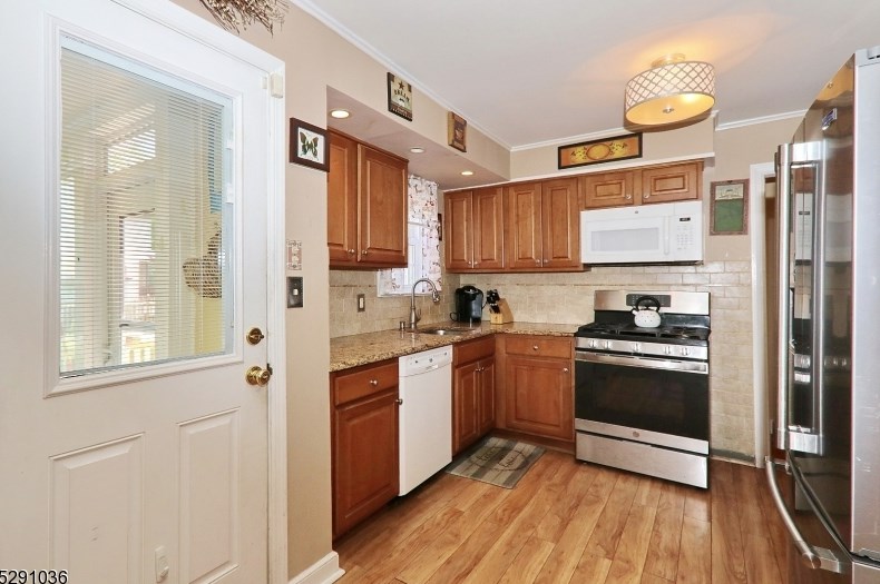 6 Cayuga Rd, Cranford NJ 07016-3401 exterior