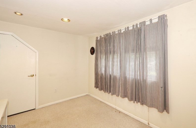 6 Cayuga Rd, Cranford NJ 07016-3401 exterior