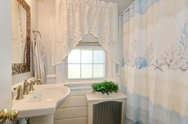 6 Cayuga Rd, Cranford NJ 07016-3401 exterior