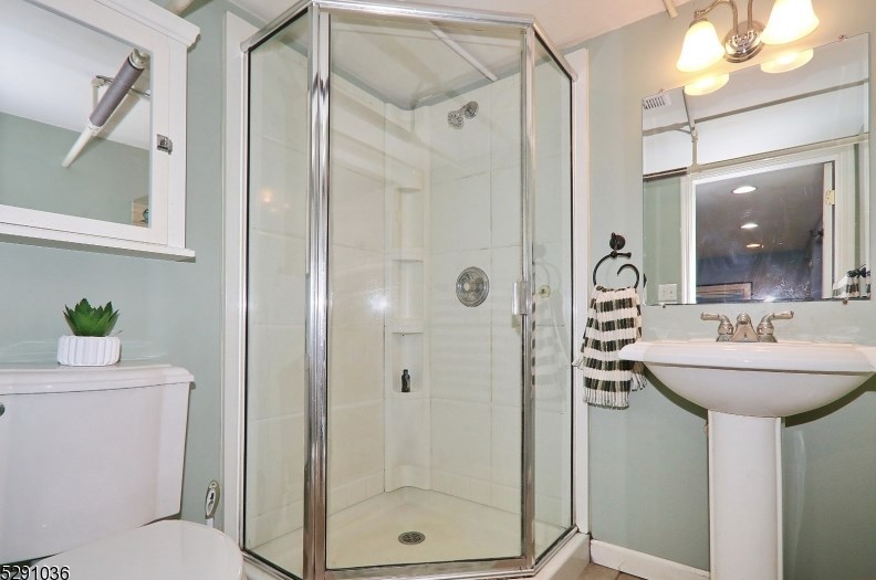 6 Cayuga Rd, Cranford NJ 07016-3401 exterior