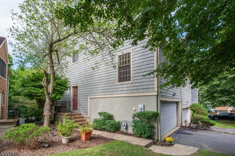 16 Tanager Ct, Wayne, NJ 07470