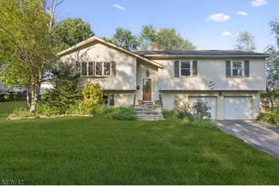 105 Canterbury Rd, Lopatcong Township, NJ 08865 - Photo 1