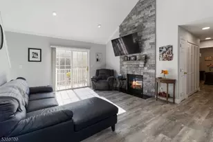 68 Mountainside Dr, Pompton Lakes, NJ 07442 - Photo 4