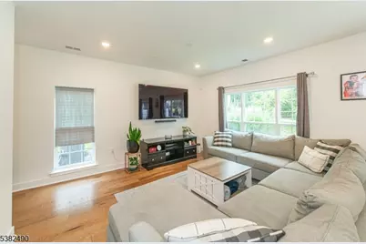 69 Veterans Way, Morris Plains, NJ 07950 - Photo 4