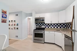 42 Larkin Cir, West Orange Township, NJ 07052 - Photo 4