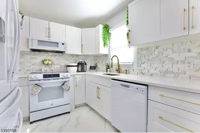 327 Roosevelt Ln, Kenilworth, NJ 07033 - Photo 6