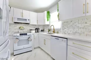 327 Roosevelt Ln, Kenilworth, NJ 07033 - Photo 6