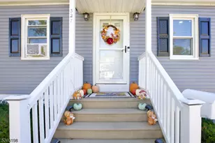 327 Roosevelt Ln, Kenilworth, NJ 07033 - Photo 2