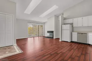 37 Chelsea Ct, Franklin Township, NJ 08823 - Photo 4