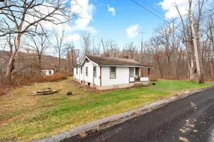 4 Woodlawn Ave, Frankford Township, NJ 07826 - Photo 2