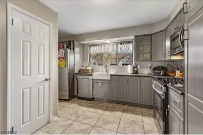 112 Wildflower Ln, Hillsborough Township, NJ 08844 - Photo 4