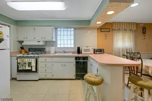 38 Klinger Rd, East Hanover Township, NJ 07936 - Photo 10