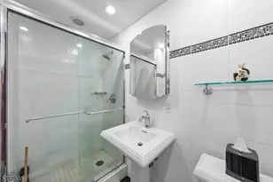 2000 Linwood Ave, Fort Lee, NJ 07024 - Photo 14